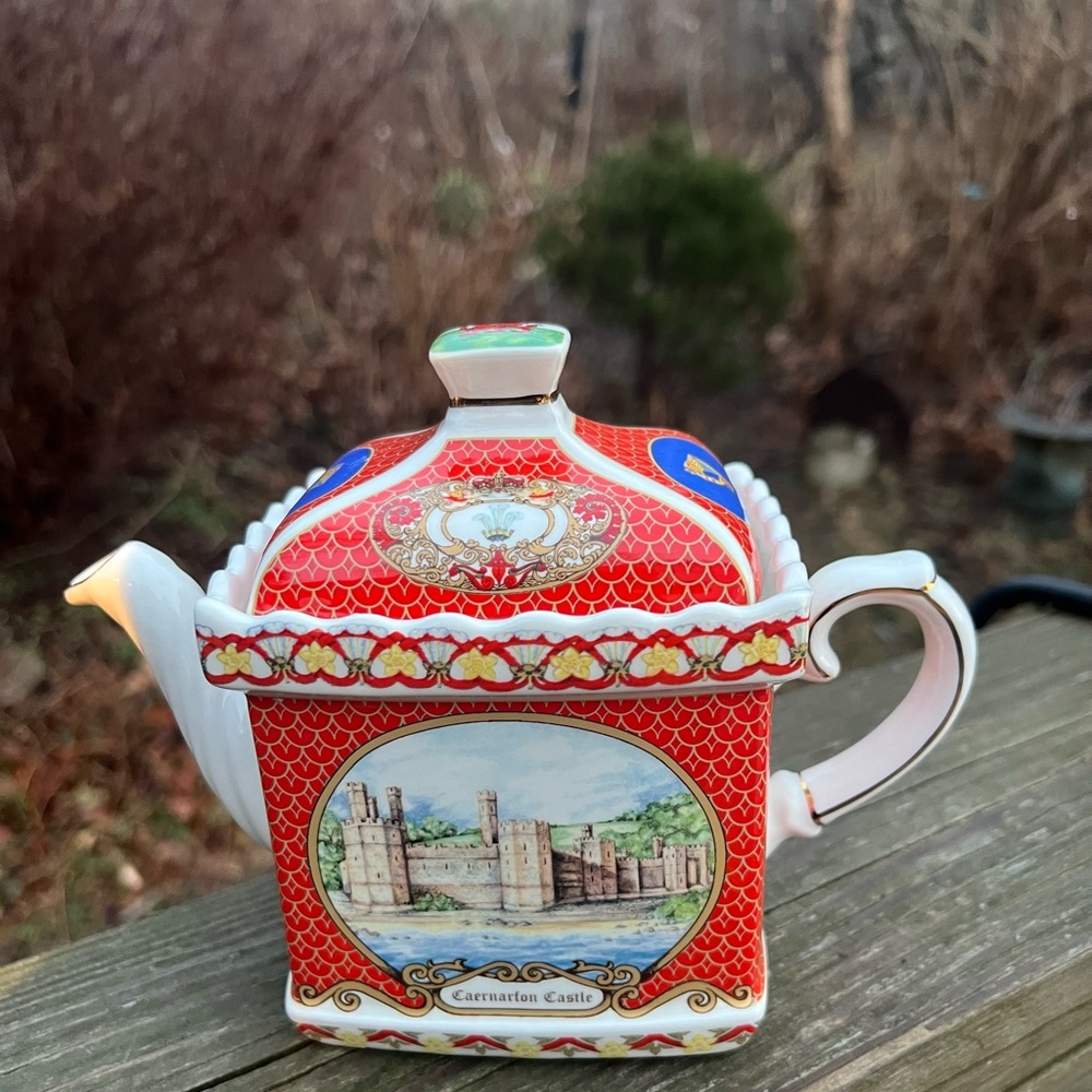 Vintage Sadler Teapot Caernarfon Castle Wales Made In England 6” Ht.Tiny Chip